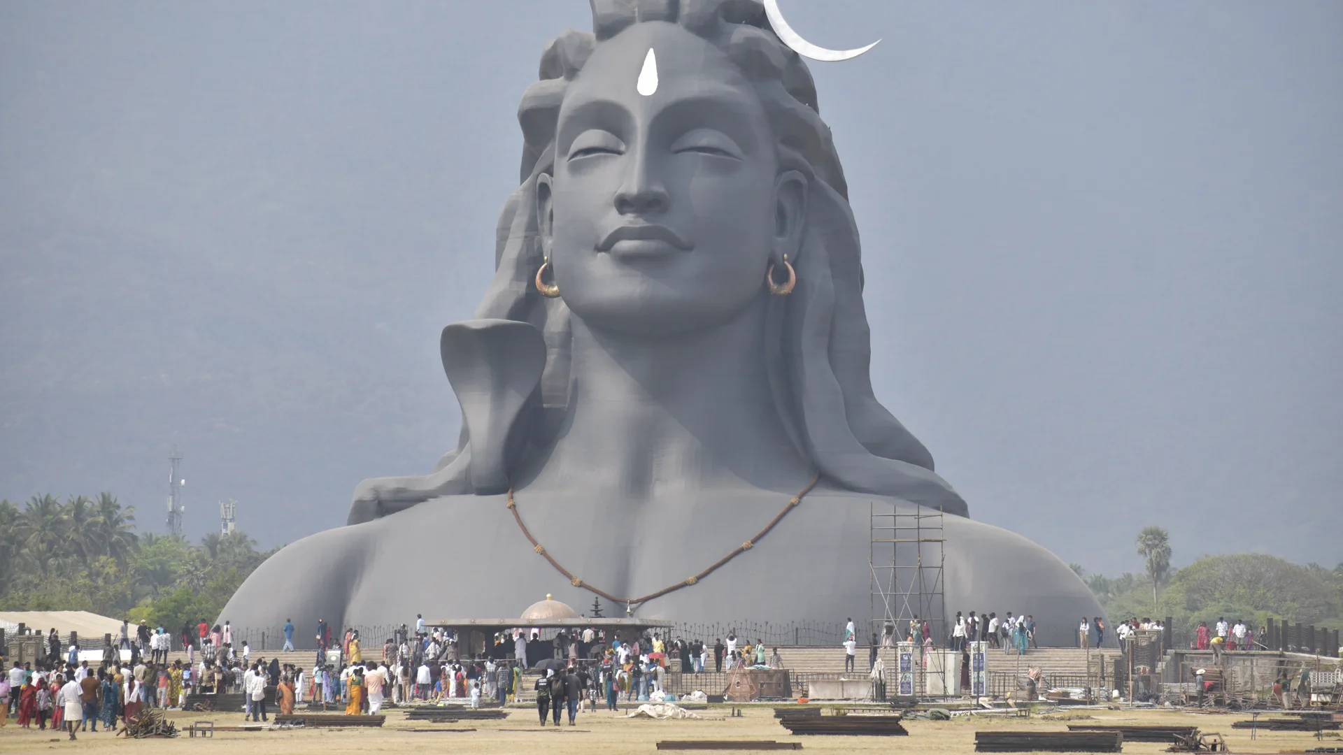 Bức tượng Adiyogi Shiva cao 112 feet tại Trung tâm Isha Yoga Coimbatore do Sadhguru thành lập để tôn vinh cội nguồn của Yoga.