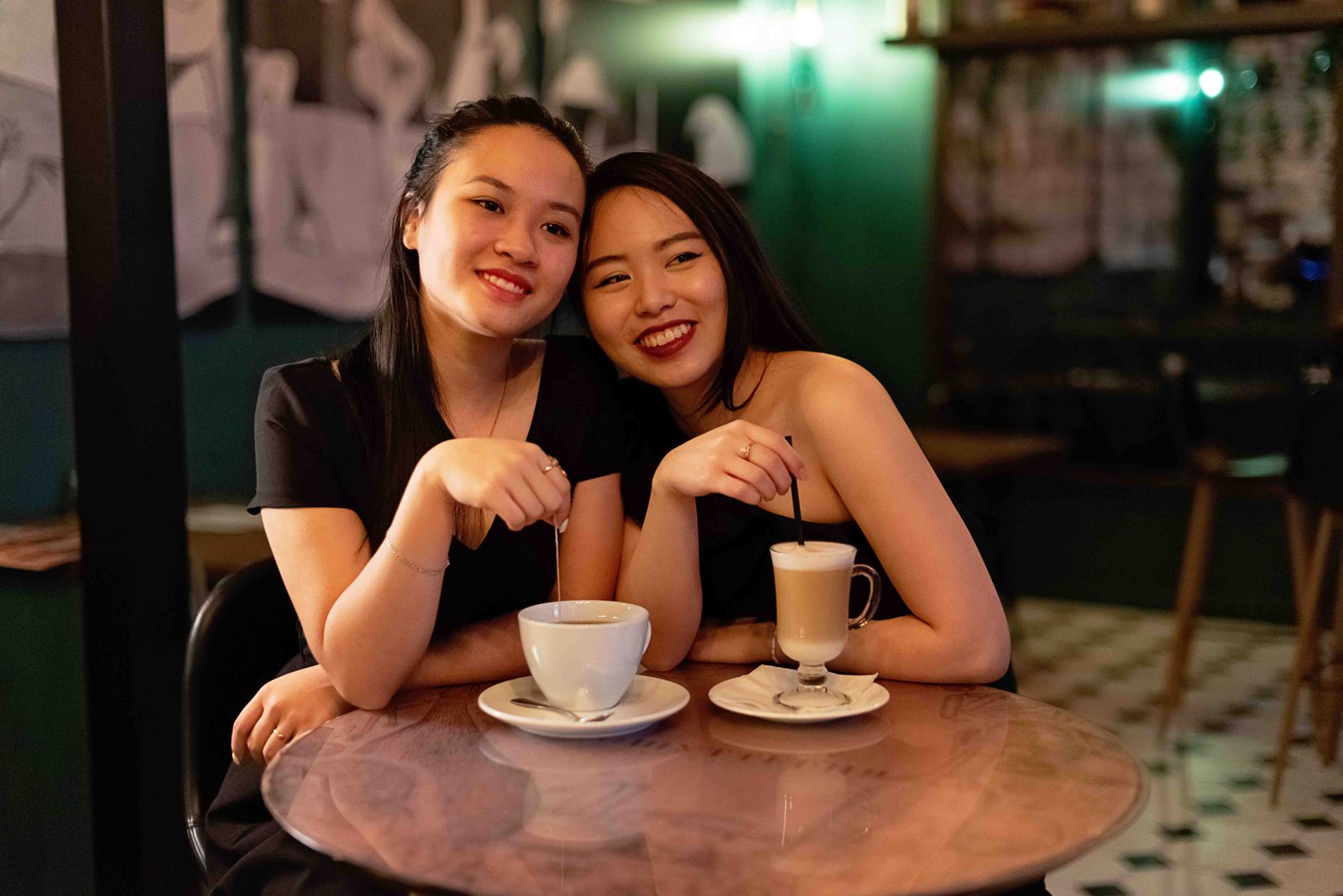 Hai người bạn thân bên tách cà phê, kiểu gắn bó mà ENFJ trân trọng