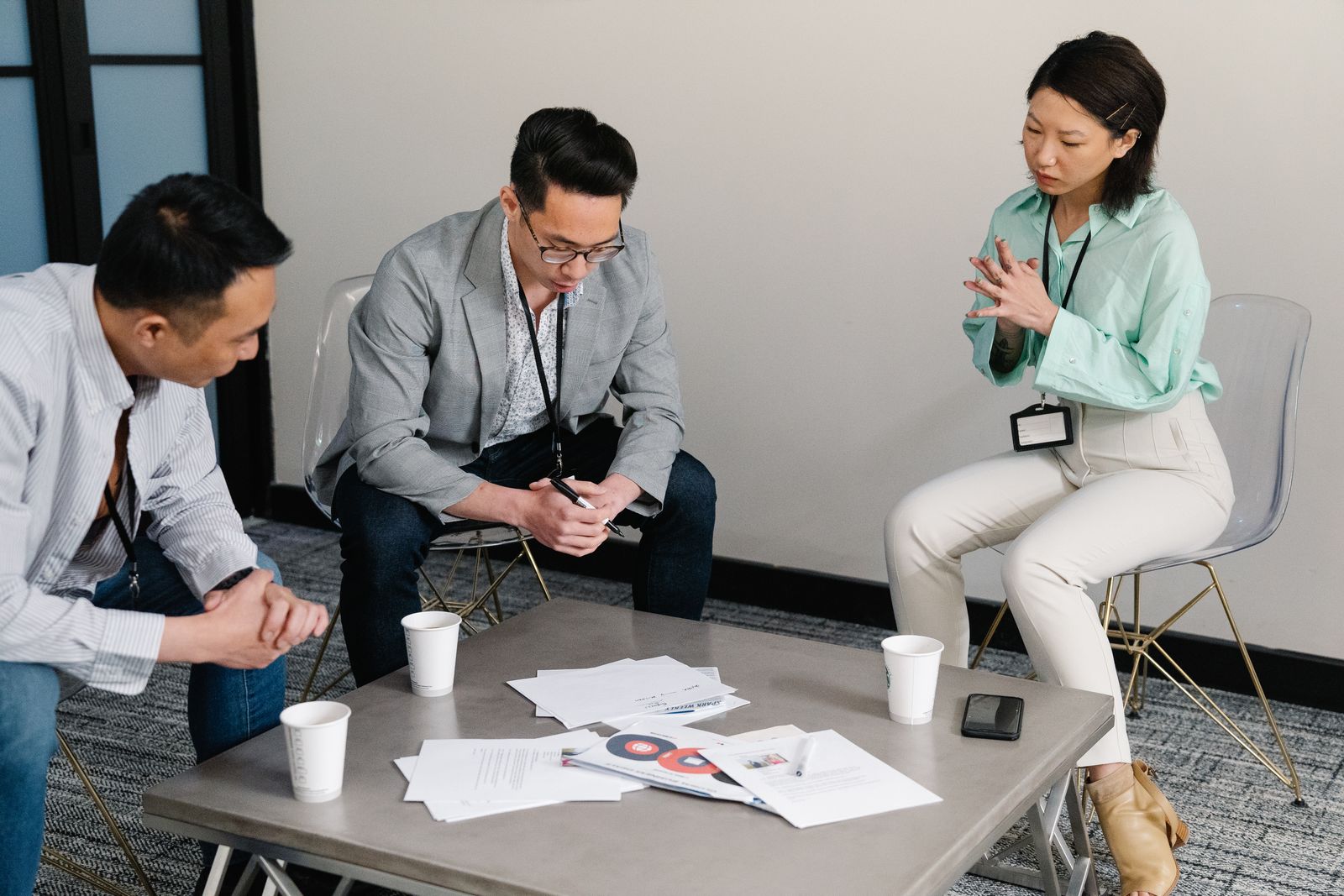Người phụ nữ ENFJ dẫn dắt buổi trao đổi cùng đồng nghiệp