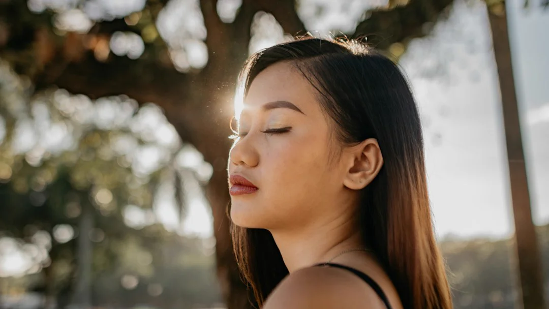 Người phụ nữ nhắm mắt, tĩnh lặng dưới nắng chiều ấm