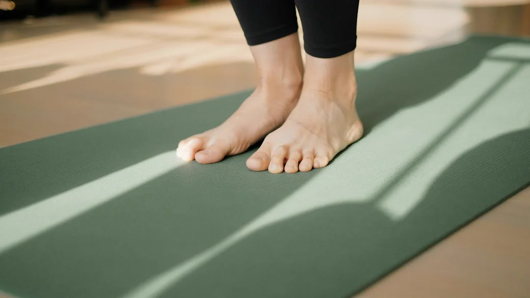 Đôi chân trần trên thảm tập yoga dưới nắng sớm