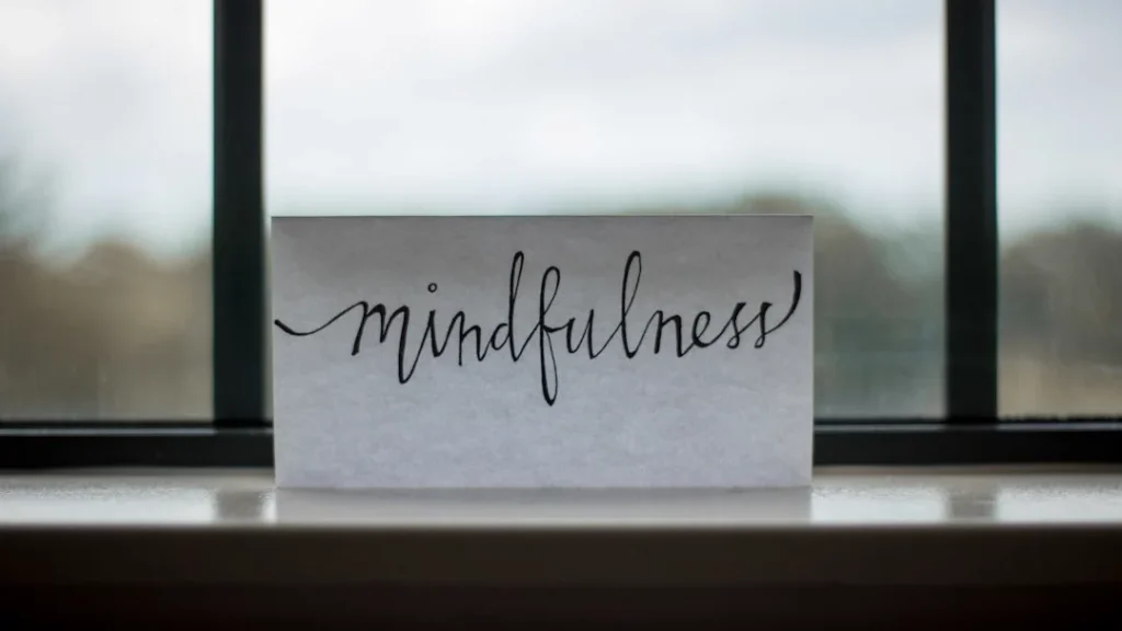 Hình ảnh minh họa khái niệm manifest là gì và sự tập trung chú ý nội tâm hướng tới mục tiêu