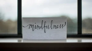 Hình ảnh minh họa khái niệm manifest là gì và sự tập trung chú ý nội tâm hướng tới mục tiêu