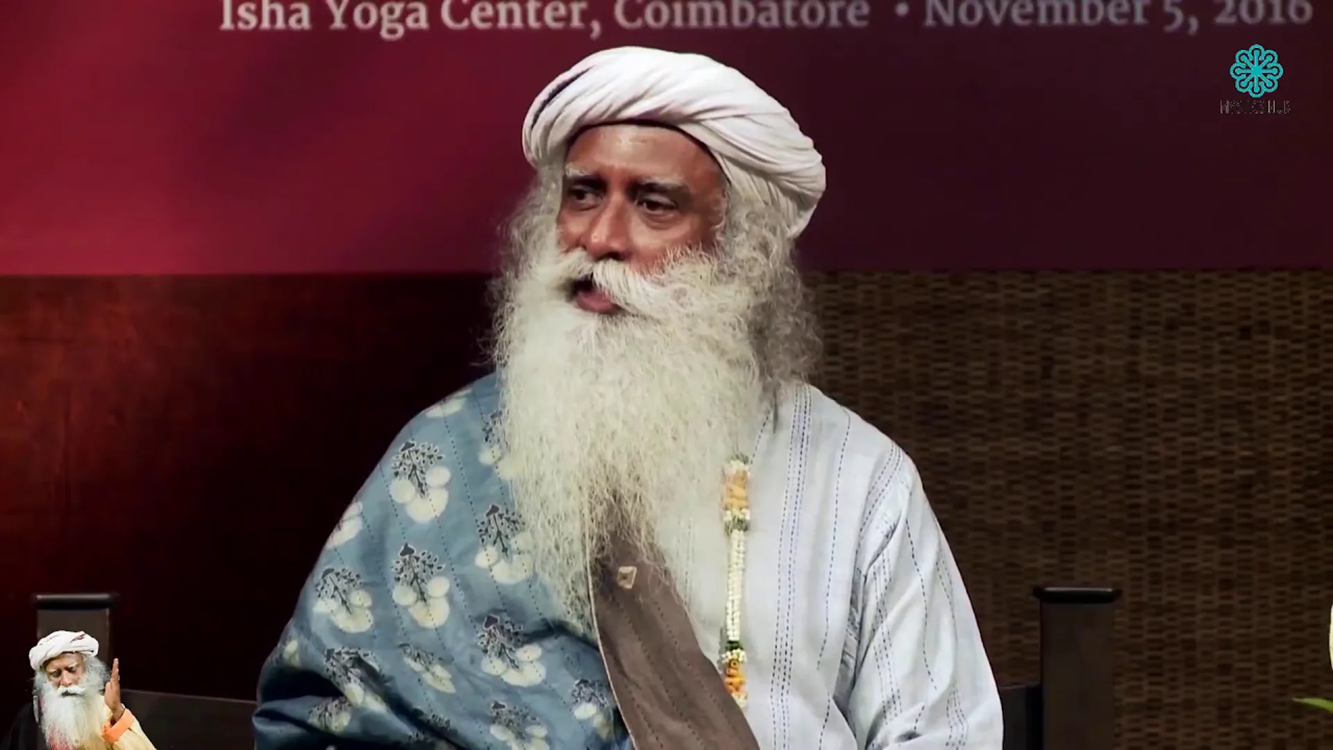 Sadhguru Jaggi Vasudev trong một buổi chia sẻ triết lý sống và kỹ thuật nội tâm tại Isha Yoga Center Coimbatore.