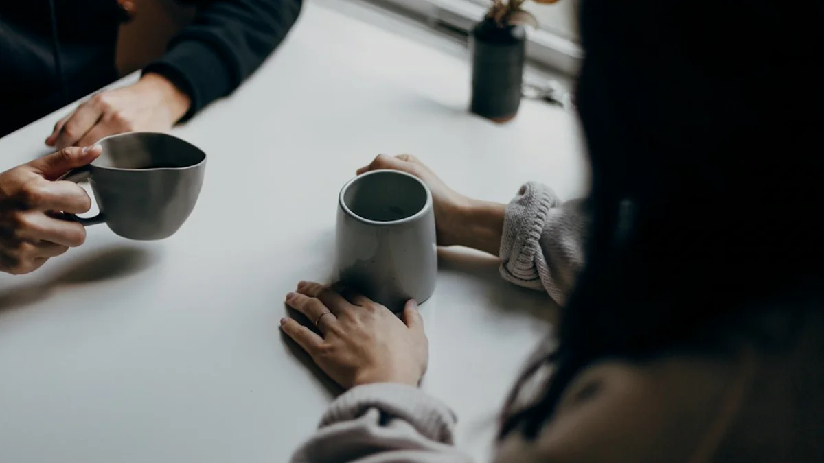 Hai chuyên gia trò chuyện sâu sắc và tập trung trong một phiên khai vấn thực tế